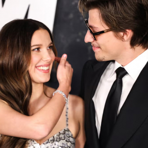 Милли Бобби Браун болон Жэйк Бонжови нар гэр бүлийн шинэ гишүүнээ хүлээн авлаа