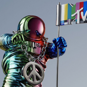 Жереми Скотт MTV VMA наадмын цомын шинэ загварыг гаргалаа