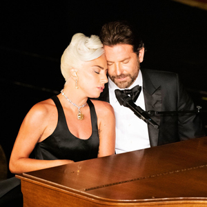 Леди Гага Оскарын тайзан дээрх шуугиан тарьсан үзүүлбэрийнхээ талаар ярилаа