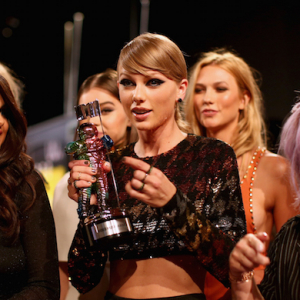 MTV Video Music Awards 2015: Ялагчид болон улаан хивсний зочид