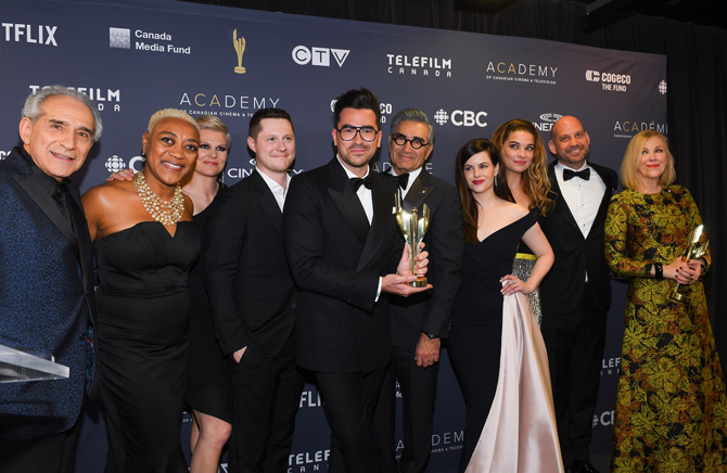 Шилдэг цувралууд болон жүжигчид: Emmy 2020 шагнал гардуулах ёслолын ялагчид тодорлоо