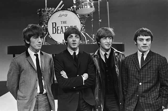 The Beatles хамтлагийн анхны гэрээ дуудлага худалдаанд зарагдлаа