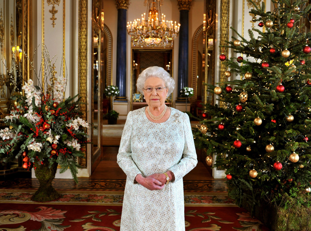 Хатан хаан II Элизабет зул сарын баяраар ажилтнууддаа ямар бэлэг өгдөг вэ?