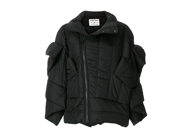 Henrik Vibskov<p><a style=\"\" target=\"_blank\" href=\"https://www.farfetch.com/ru/shopping/women/henrik-vibskov-asymmetric-padded-jacket--item-12424291.aspx\">Farfetch</a></p>
